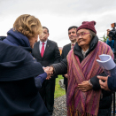 Kongen og Dronningen fikk også møte «Abuela» (bestemor). Hun er over 90 år gammel og den siste av urfolket som snakker språket yagán. Besøket til Puerto Williams avsluttet Kongeparets statsbesøk til Chile. Foto: Heiko Junge, NTB scanpix.